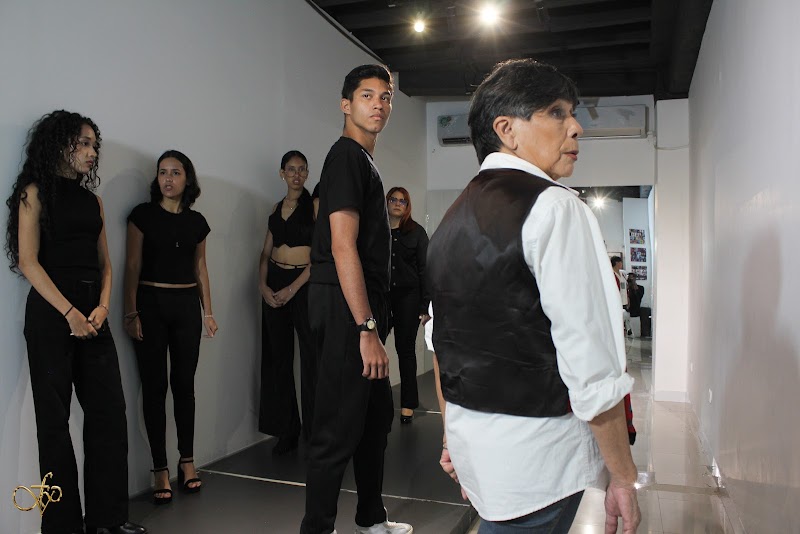 Alumnas de Foto Pose Venezuela en formación de pasarela