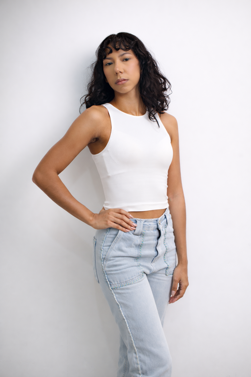 Briana Romero retrato conceptual de moda urbana